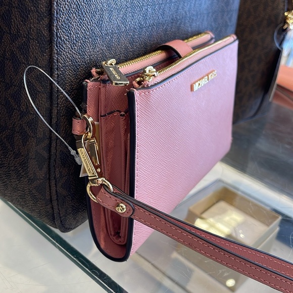 MICHAEL KORS
Jet Set Large Leather Smartphone Wristlet Wallet
Primrose 
NWT - Picture 16 of 16